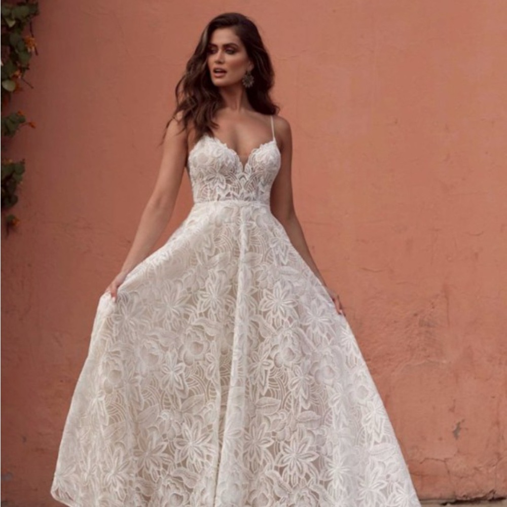Elegant White Lace Women’s Dress